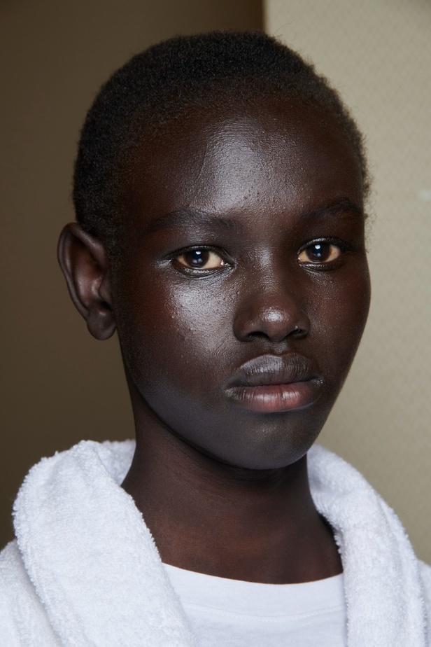 إنذار للبشرية وتحية للملكة في مجموعة JW Anderson لربيع وصيف 2023