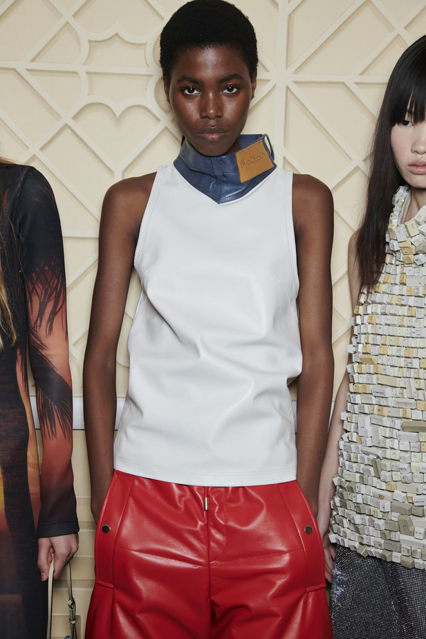 إنذار للبشرية وتحية للملكة في مجموعة JW Anderson لربيع وصيف 2023