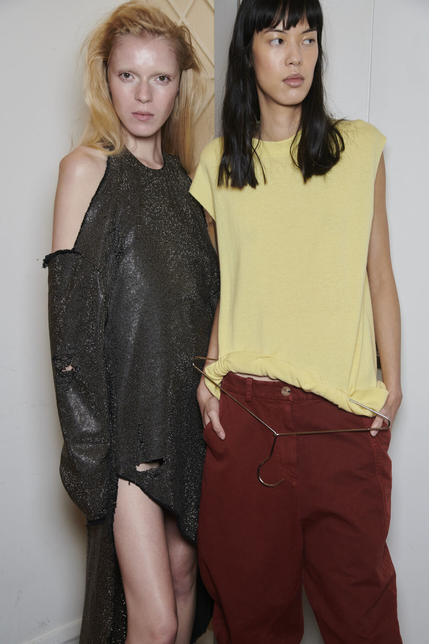 إنذار للبشرية وتحية للملكة في مجموعة JW Anderson لربيع وصيف 2023