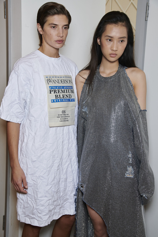 إنذار للبشرية وتحية للملكة في مجموعة JW Anderson لربيع وصيف 2023