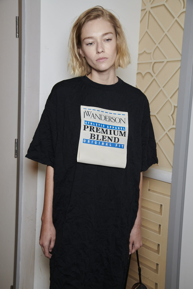 إنذار للبشرية وتحية للملكة في مجموعة JW Anderson لربيع وصيف 2023