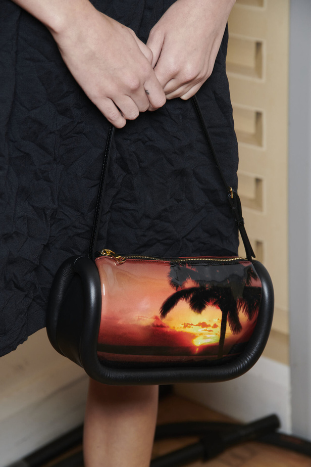 إنذار للبشرية وتحية للملكة في مجموعة JW Anderson لربيع وصيف 2023