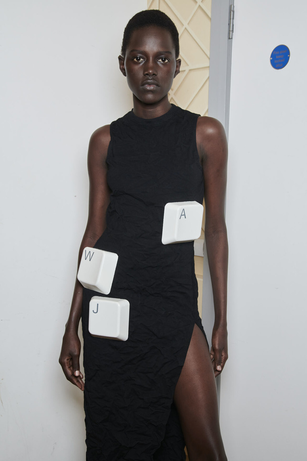 إنذار للبشرية وتحية للملكة في مجموعة JW Anderson لربيع وصيف 2023