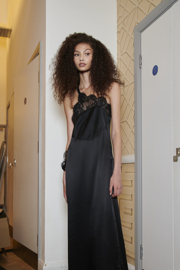 إنذار للبشرية وتحية للملكة في مجموعة JW Anderson لربيع وصيف 2023