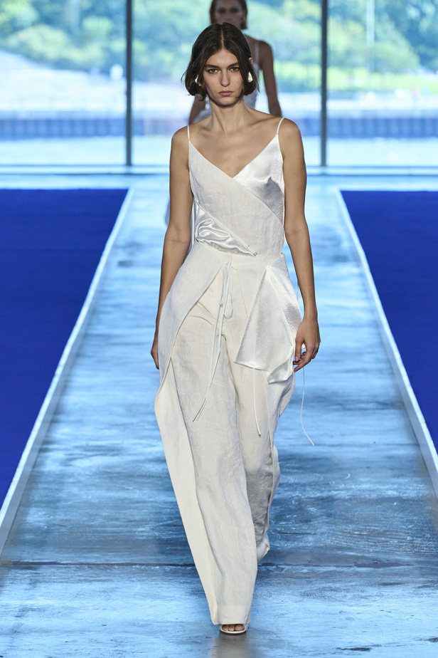 الأحذية مع الربطات والألوان الحيادية عنوان مجموعة ربيع وصيف 2023 للمصمم Jason Wu