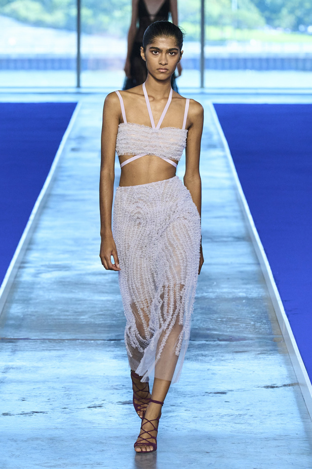 الأحذية مع الربطات والألوان الحيادية عنوان مجموعة ربيع وصيف 2023 للمصمم Jason Wu