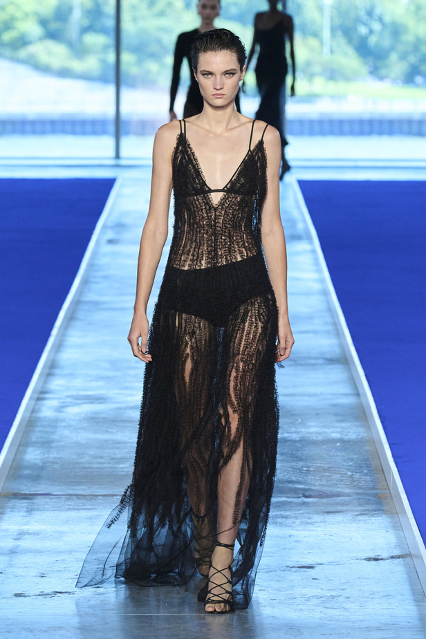 الأحذية مع الربطات والألوان الحيادية عنوان مجموعة ربيع وصيف 2023 للمصمم Jason Wu