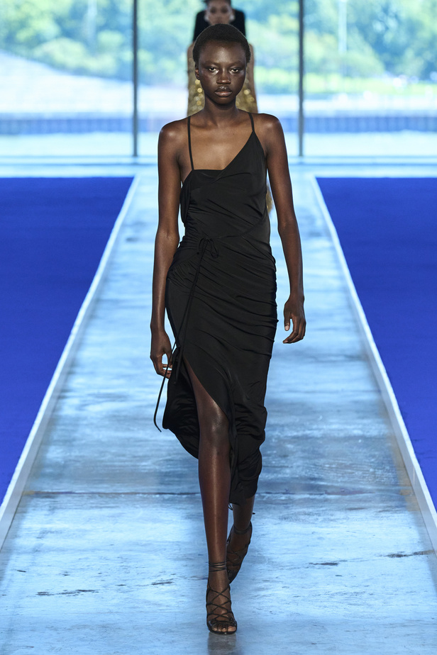 الأحذية مع الربطات والألوان الحيادية عنوان مجموعة ربيع وصيف 2023 للمصمم Jason Wu