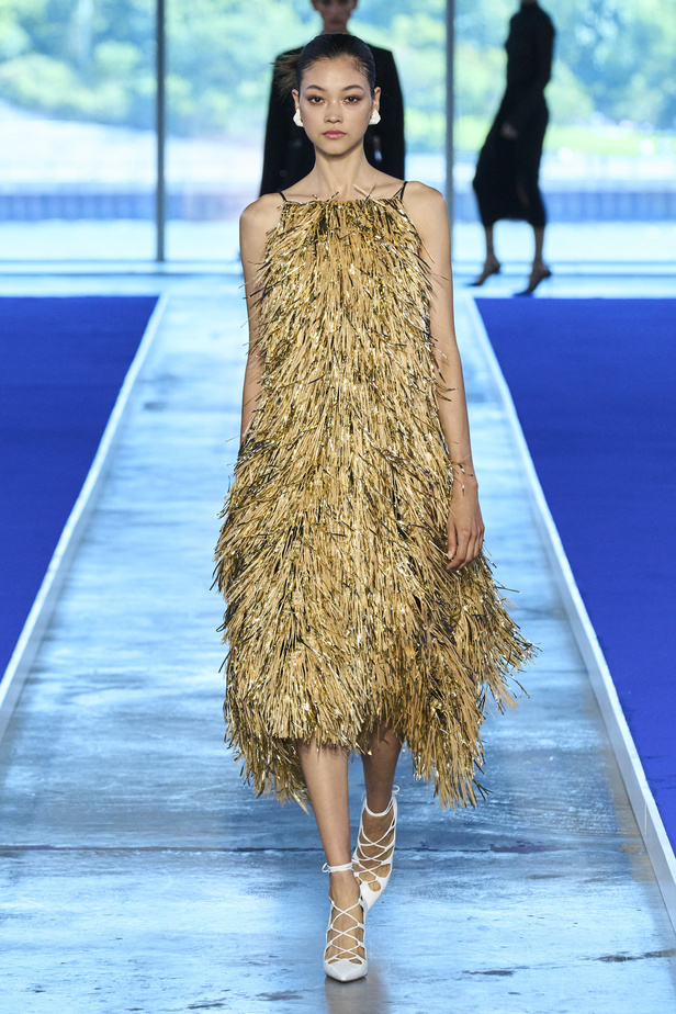 الأحذية مع الربطات والألوان الحيادية عنوان مجموعة ربيع وصيف 2023 للمصمم Jason Wu