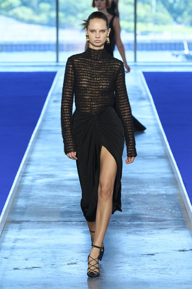 الأحذية مع الربطات والألوان الحيادية عنوان مجموعة ربيع وصيف 2023 للمصمم Jason Wu