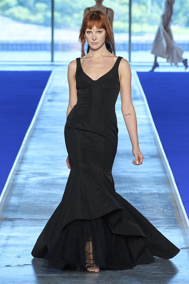 الأحذية مع الربطات والألوان الحيادية عنوان مجموعة ربيع وصيف 2023 للمصمم Jason Wu