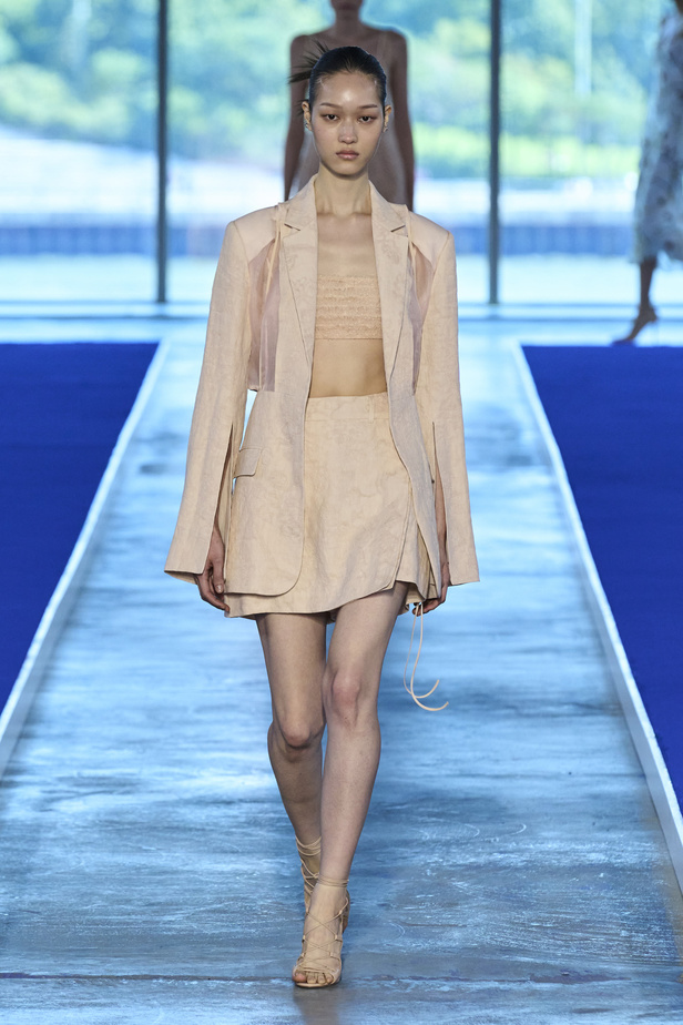 الأحذية مع الربطات والألوان الحيادية عنوان مجموعة ربيع وصيف 2023 للمصمم Jason Wu