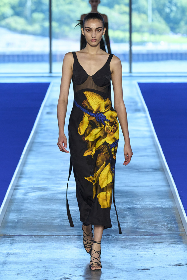 الأحذية مع الربطات والألوان الحيادية عنوان مجموعة ربيع وصيف 2023 للمصمم Jason Wu