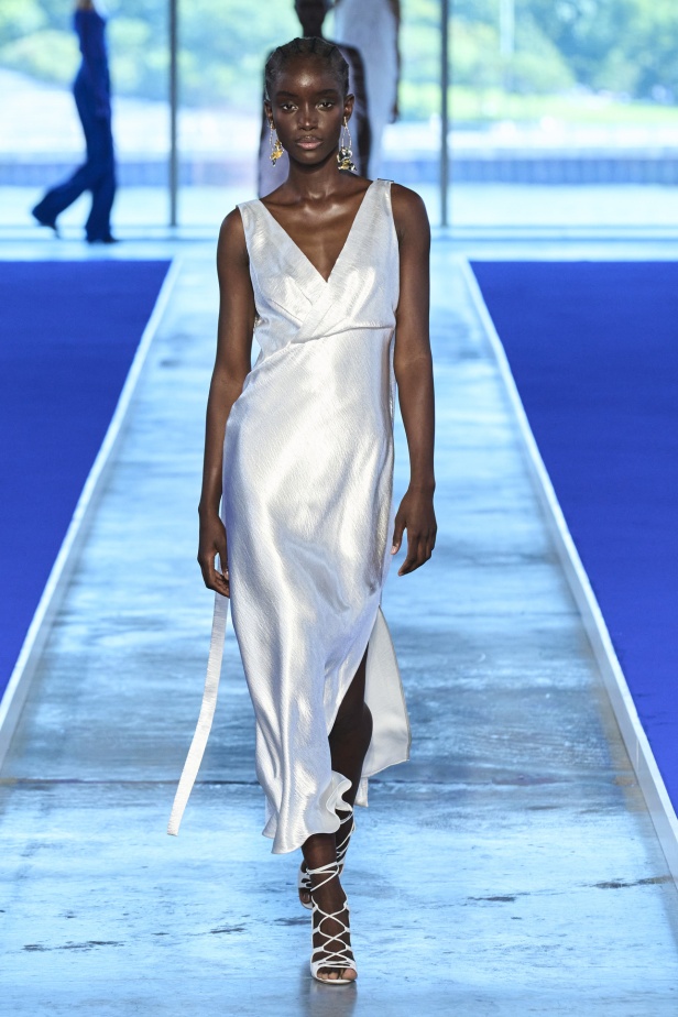 الأحذية مع الربطات والألوان الحيادية عنوان مجموعة ربيع وصيف 2023 للمصمم Jason Wu