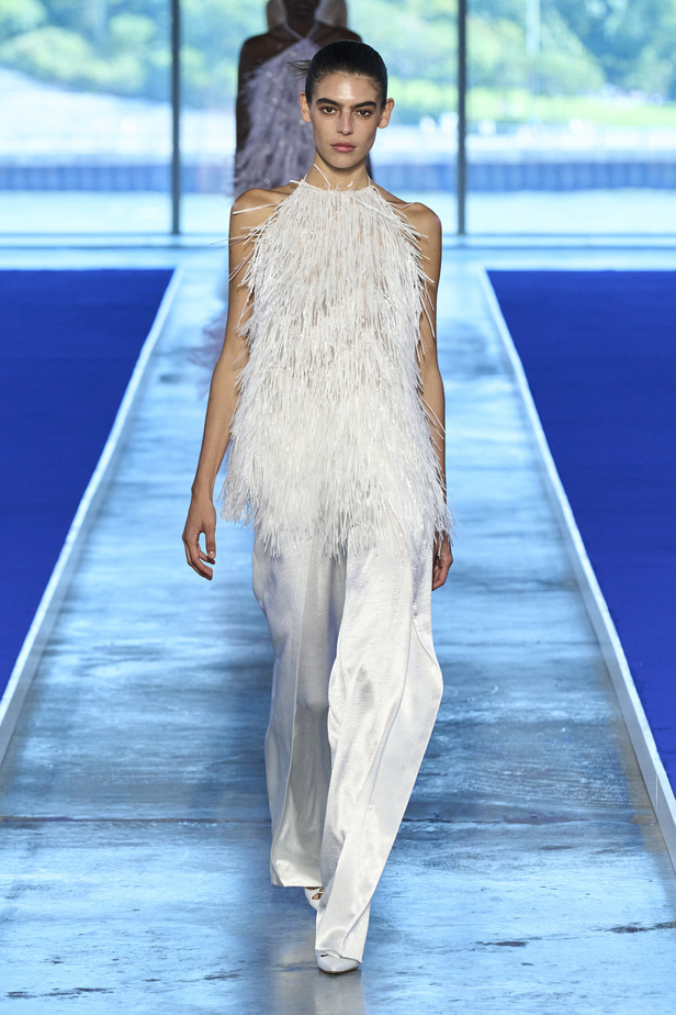 الأحذية مع الربطات والألوان الحيادية عنوان مجموعة ربيع وصيف 2023 للمصمم Jason Wu