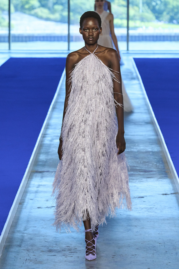 الأحذية مع الربطات والألوان الحيادية عنوان مجموعة ربيع وصيف 2023 للمصمم Jason Wu