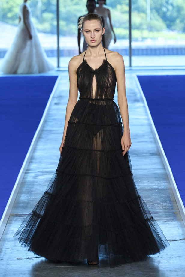 الأحذية مع الربطات والألوان الحيادية عنوان مجموعة ربيع وصيف 2023 للمصمم Jason Wu