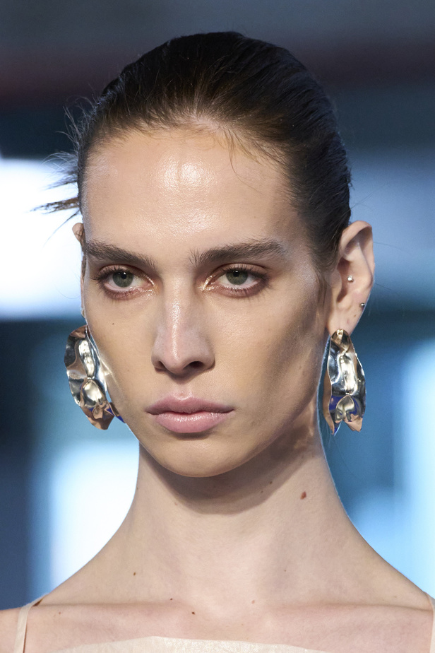 الأحذية مع الربطات والألوان الحيادية عنوان مجموعة ربيع وصيف 2023 للمصمم Jason Wu