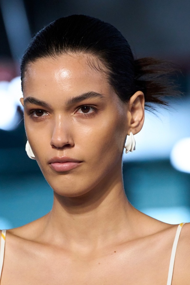 الأحذية مع الربطات والألوان الحيادية عنوان مجموعة ربيع وصيف 2023 للمصمم Jason Wu