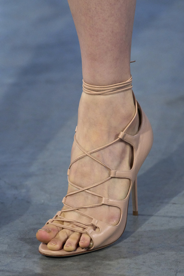 الأحذية مع الربطات والألوان الحيادية عنوان مجموعة ربيع وصيف 2023 للمصمم Jason Wu