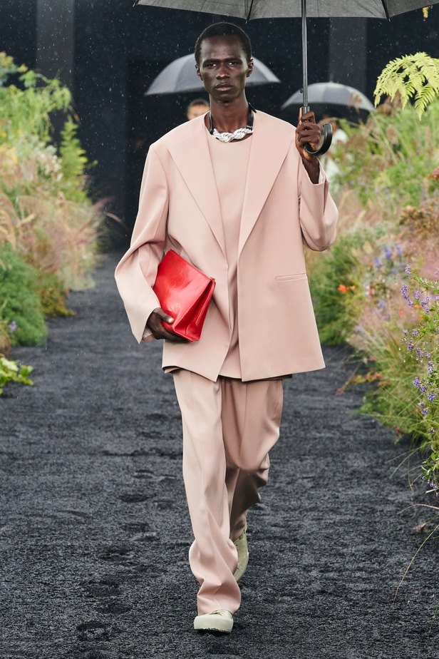  مجموعة Jil Sander لربيع وصيف 2023 لمسة البريق المناسبة للإطلالة العملية 