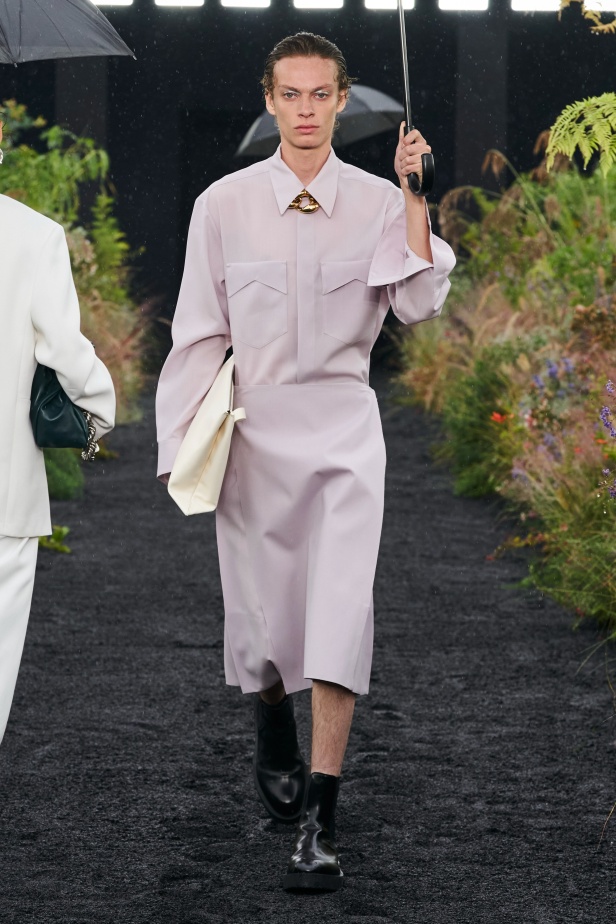  مجموعة Jil Sander لربيع وصيف 2023 لمسة البريق المناسبة للإطلالة العملية 