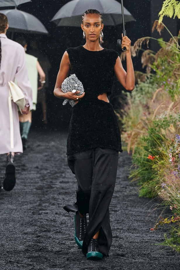  مجموعة Jil Sander لربيع وصيف 2023 لمسة البريق المناسبة للإطلالة العملية 