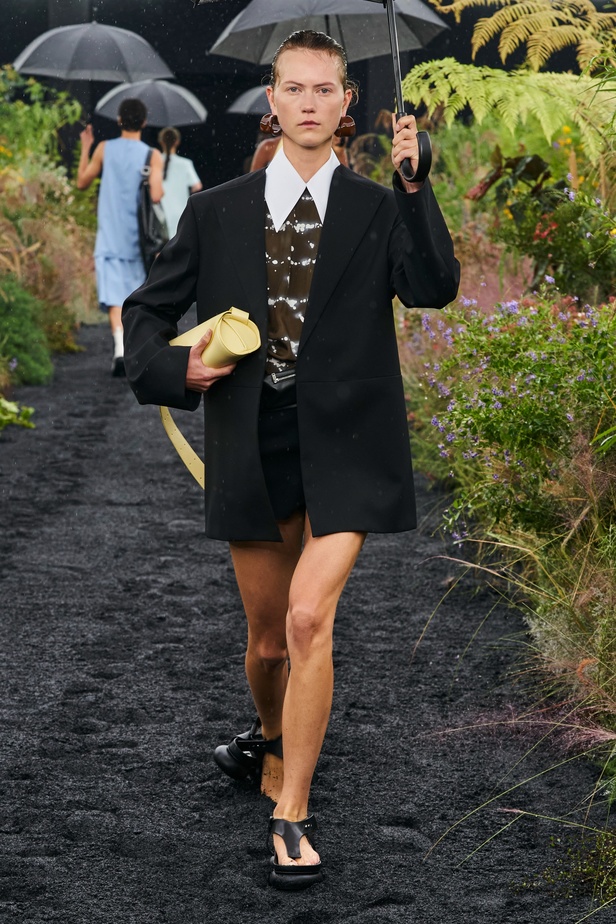  مجموعة Jil Sander لربيع وصيف 2023 لمسة البريق المناسبة للإطلالة العملية 