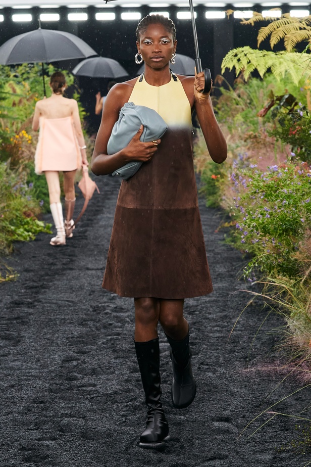  مجموعة Jil Sander لربيع وصيف 2023 لمسة البريق المناسبة للإطلالة العملية 