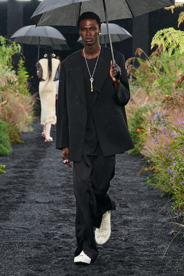  مجموعة Jil Sander لربيع وصيف 2023 لمسة البريق المناسبة للإطلالة العملية 