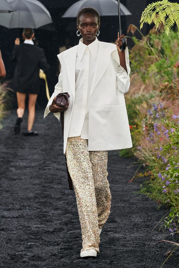  مجموعة Jil Sander لربيع وصيف 2023 لمسة البريق المناسبة للإطلالة العملية 