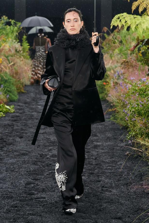  مجموعة Jil Sander لربيع وصيف 2023 لمسة البريق المناسبة للإطلالة العملية 