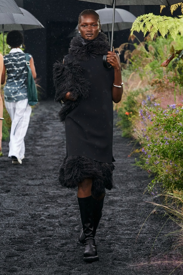  مجموعة Jil Sander لربيع وصيف 2023 لمسة البريق المناسبة للإطلالة العملية 