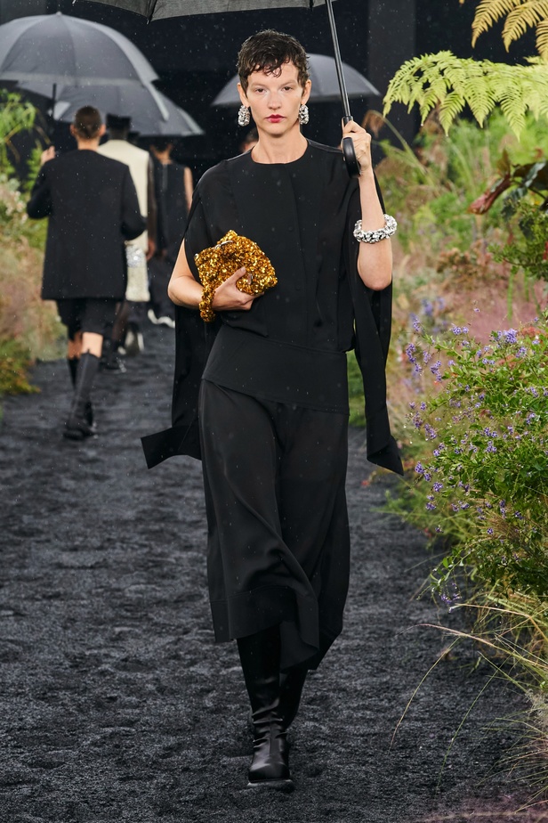  مجموعة Jil Sander لربيع وصيف 2023 لمسة البريق المناسبة للإطلالة العملية 