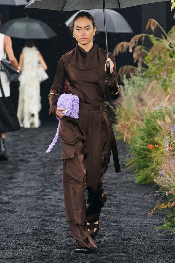  مجموعة Jil Sander لربيع وصيف 2023 لمسة البريق المناسبة للإطلالة العملية 