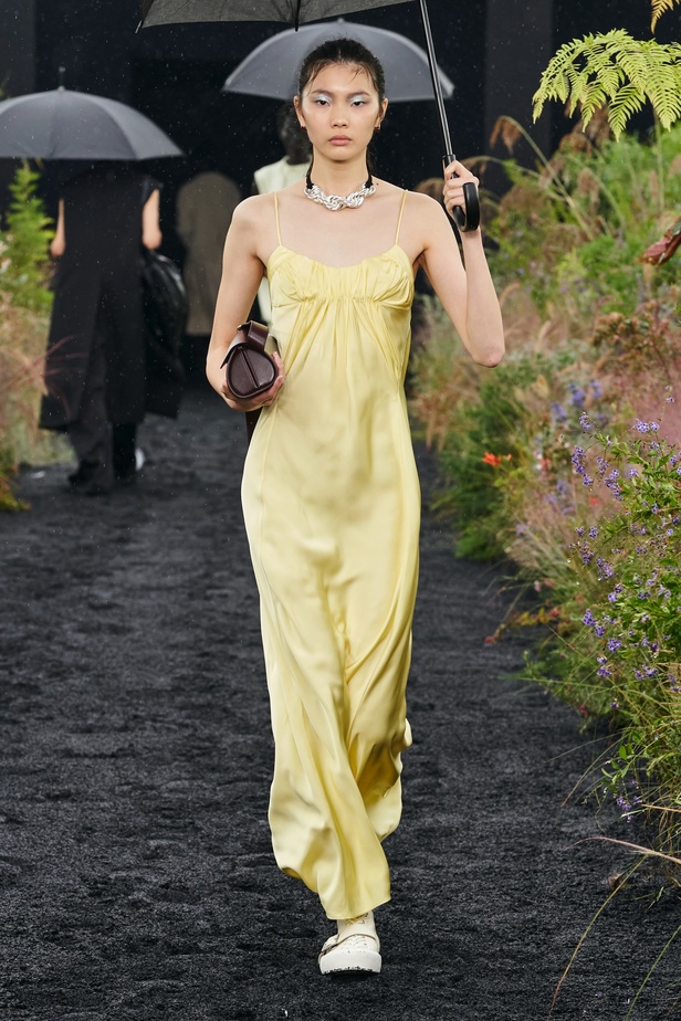  مجموعة Jil Sander لربيع وصيف 2023 لمسة البريق المناسبة للإطلالة العملية 