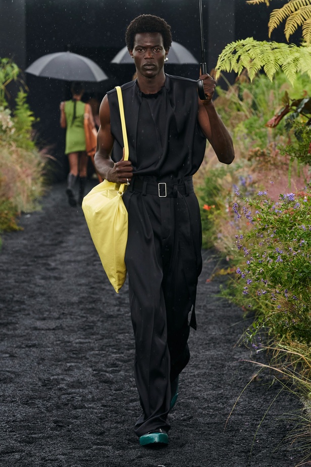  مجموعة Jil Sander لربيع وصيف 2023 لمسة البريق المناسبة للإطلالة العملية 