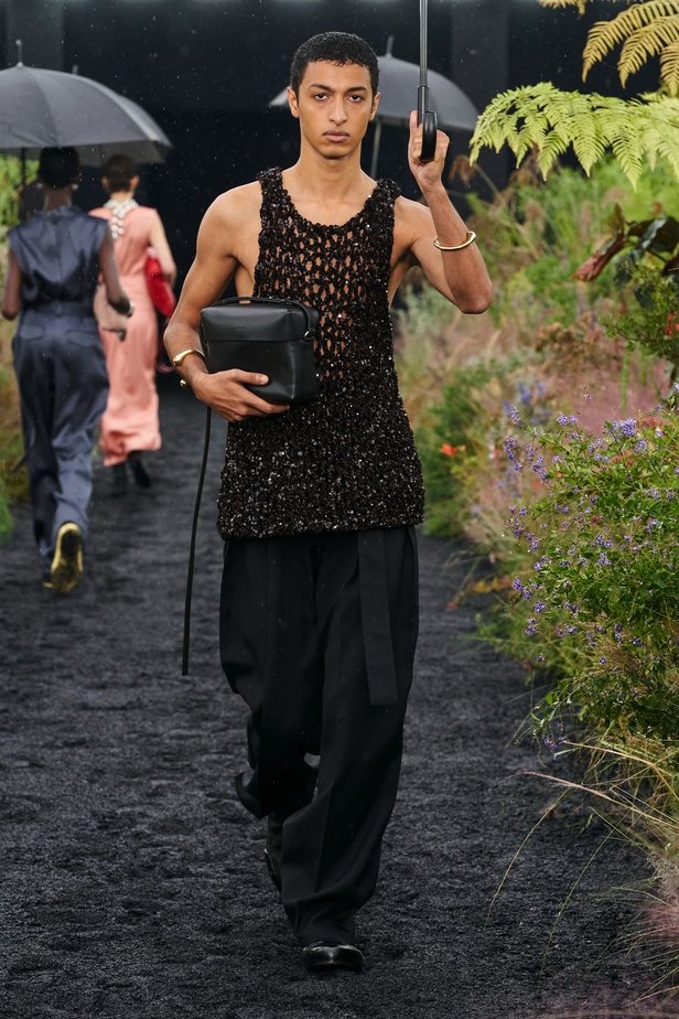  مجموعة Jil Sander لربيع وصيف 2023 لمسة البريق المناسبة للإطلالة العملية 