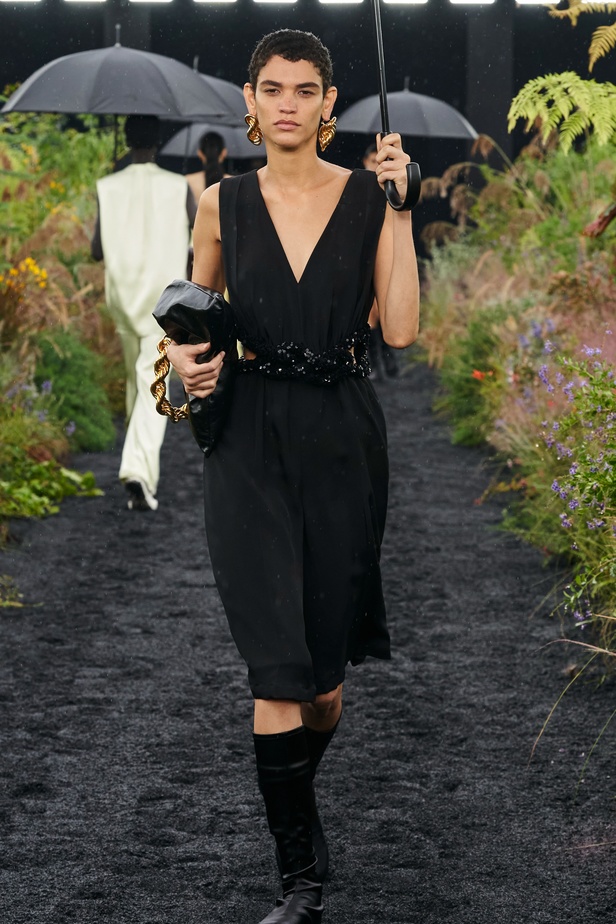  مجموعة Jil Sander لربيع وصيف 2023 لمسة البريق المناسبة للإطلالة العملية 