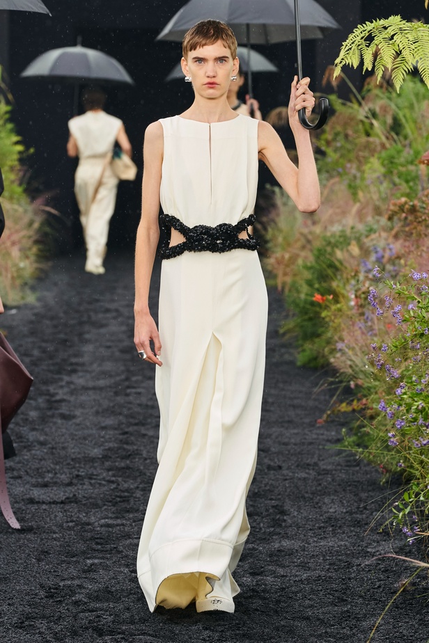  مجموعة Jil Sander لربيع وصيف 2023 لمسة البريق المناسبة للإطلالة العملية 