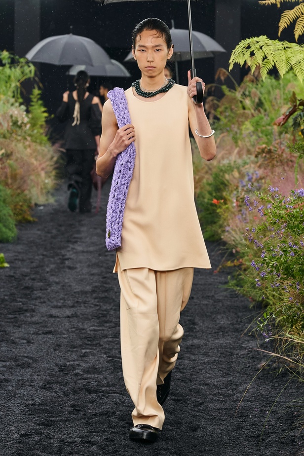  مجموعة Jil Sander لربيع وصيف 2023 لمسة البريق المناسبة للإطلالة العملية 