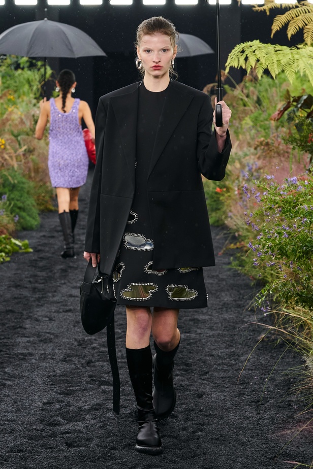  مجموعة Jil Sander لربيع وصيف 2023 لمسة البريق المناسبة للإطلالة العملية 