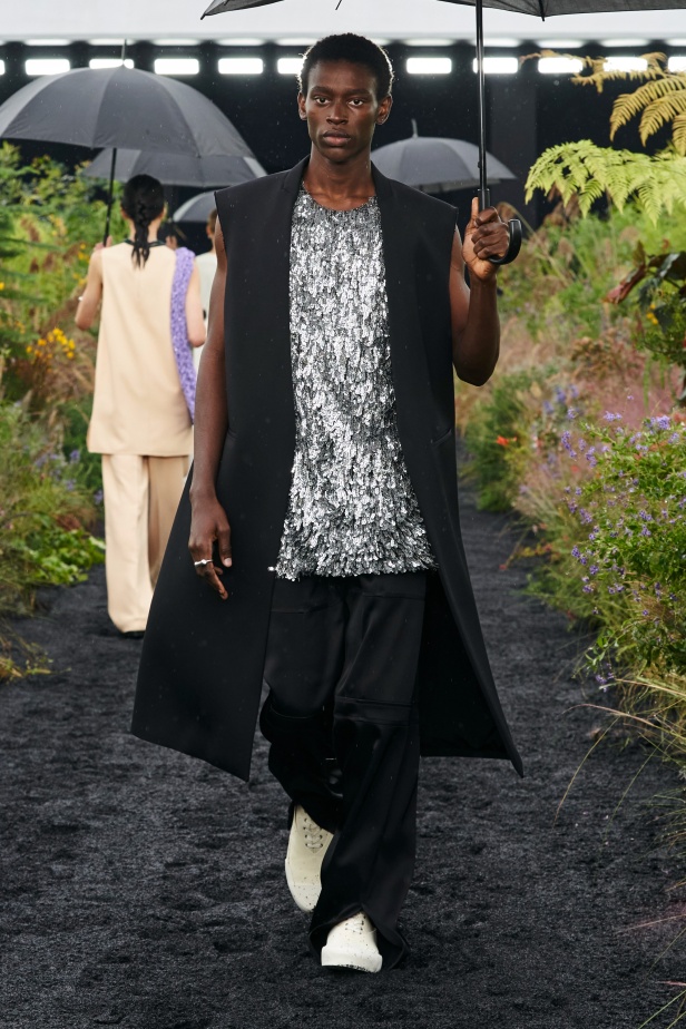  مجموعة Jil Sander لربيع وصيف 2023 لمسة البريق المناسبة للإطلالة العملية 