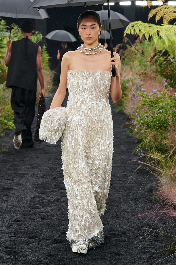  مجموعة Jil Sander لربيع وصيف 2023 لمسة البريق المناسبة للإطلالة العملية 