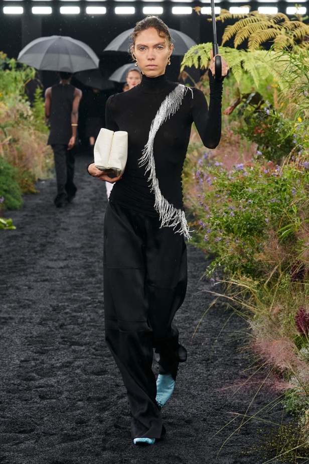  مجموعة Jil Sander لربيع وصيف 2023 لمسة البريق المناسبة للإطلالة العملية 