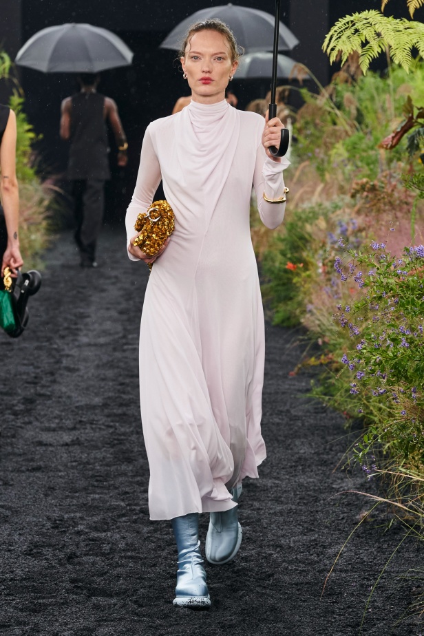  مجموعة Jil Sander لربيع وصيف 2023 لمسة البريق المناسبة للإطلالة العملية 