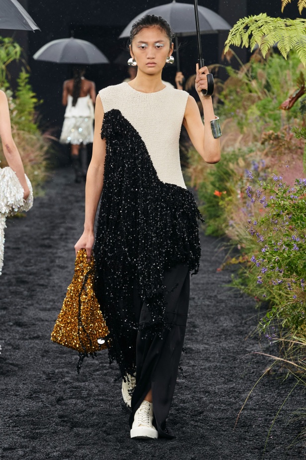  مجموعة Jil Sander لربيع وصيف 2023 لمسة البريق المناسبة للإطلالة العملية 