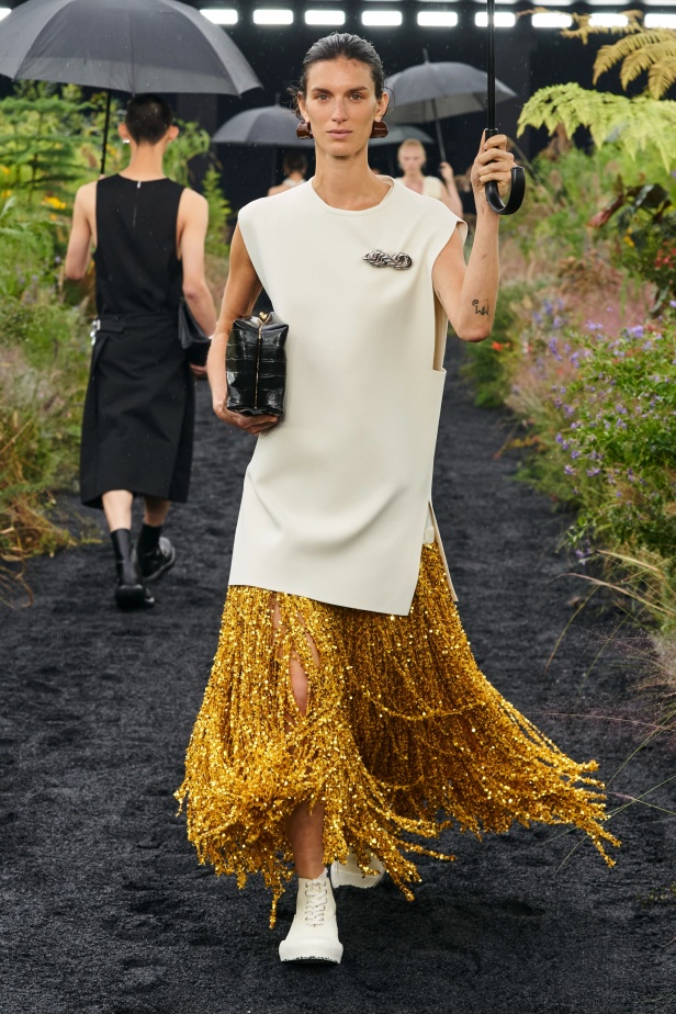  مجموعة Jil Sander لربيع وصيف 2023 لمسة البريق المناسبة للإطلالة العملية 