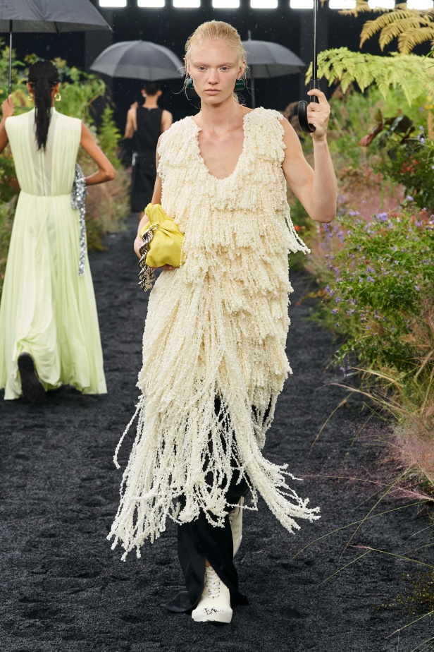  مجموعة Jil Sander لربيع وصيف 2023 لمسة البريق المناسبة للإطلالة العملية 