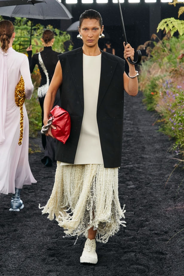  مجموعة Jil Sander لربيع وصيف 2023 لمسة البريق المناسبة للإطلالة العملية 